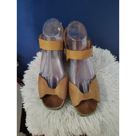 Pedro Garcia Tan Wedge Sandals - Picture 2 of 7